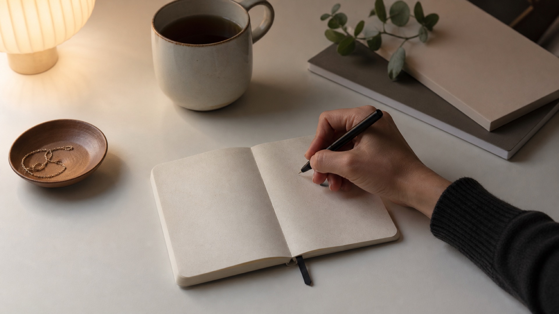 Écriture du soir dans un carnet de gratitude