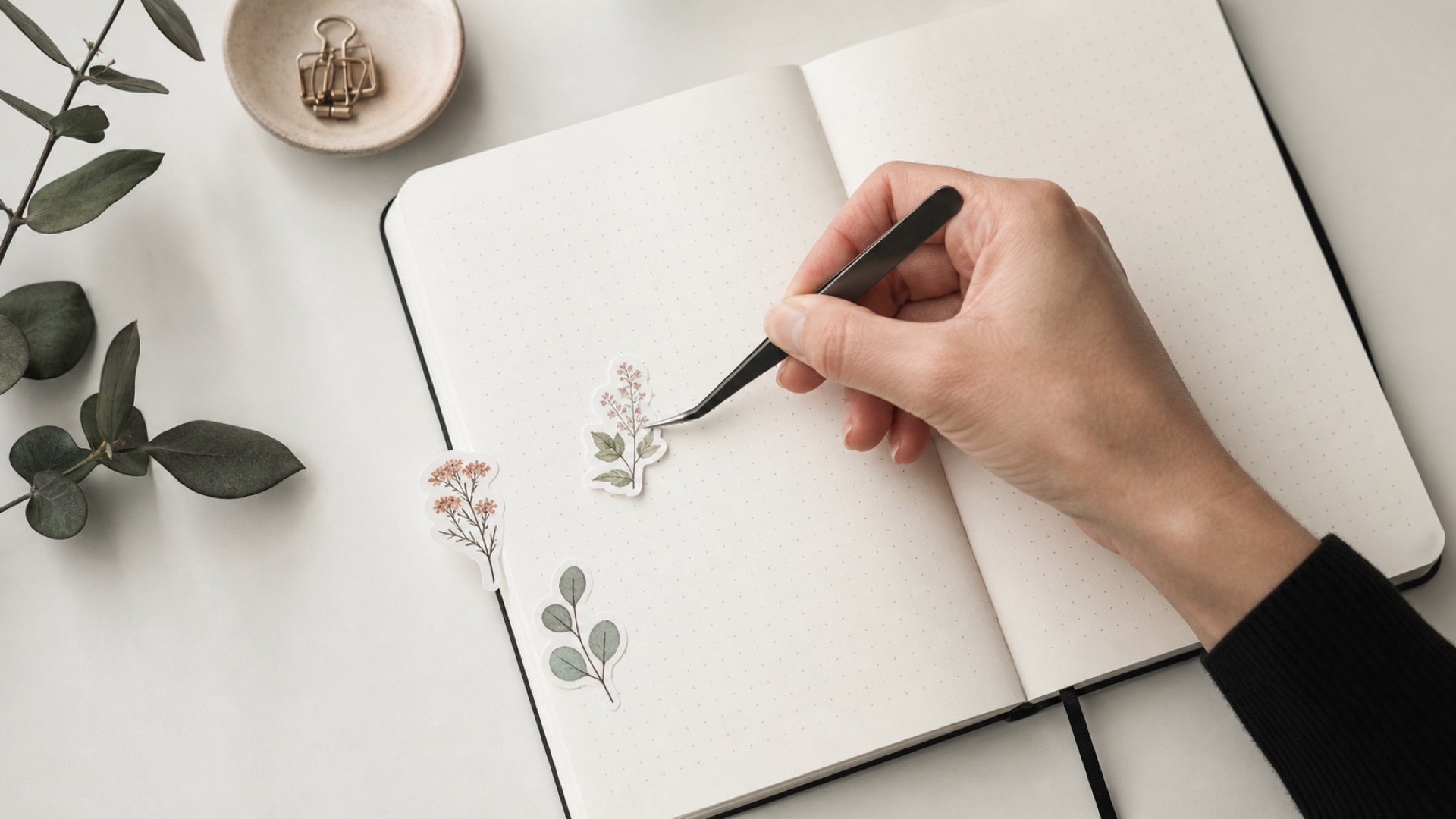 Application de stickers sur une page de bullet journal