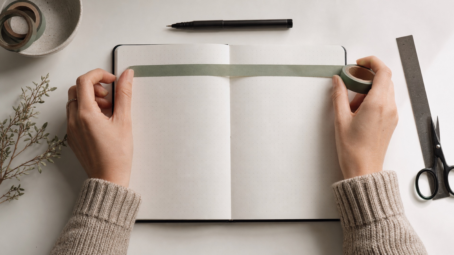 Application délicate de washi tape sur une page de carnet